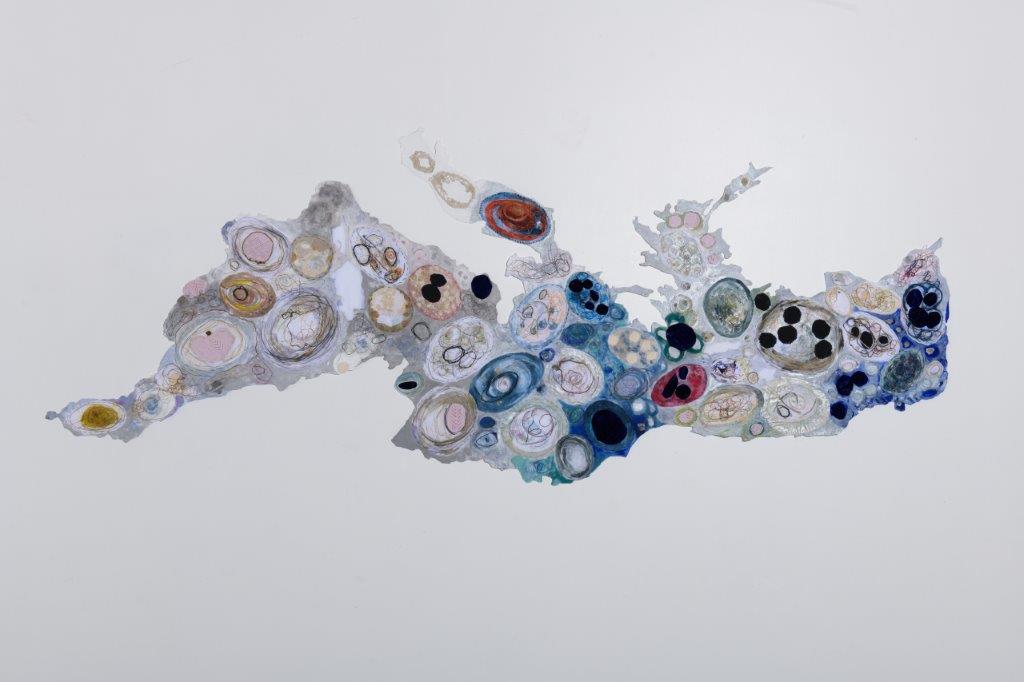 Oeuvre intitulée "Carte de la mer méditerranée" 180/250cm 2023 Techniques mixtes avec peinture, fils collés et cousu sur tissu organdi. Emmélie Adilon