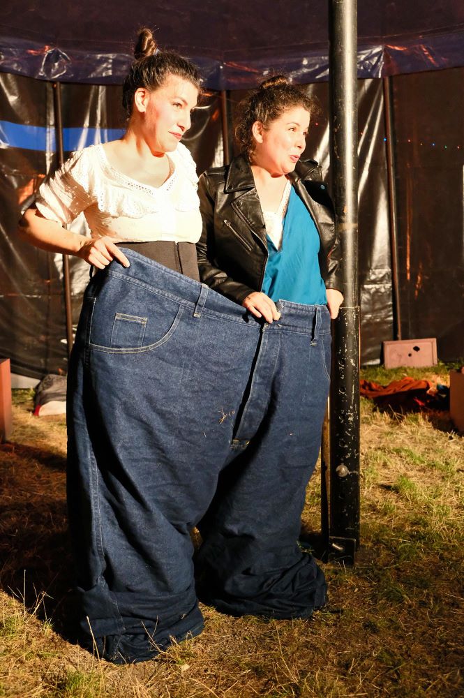 Deux comédiennes dans un pantalon surdimensionné lors du spectacle Frou Frou, compagnie Belletrame.