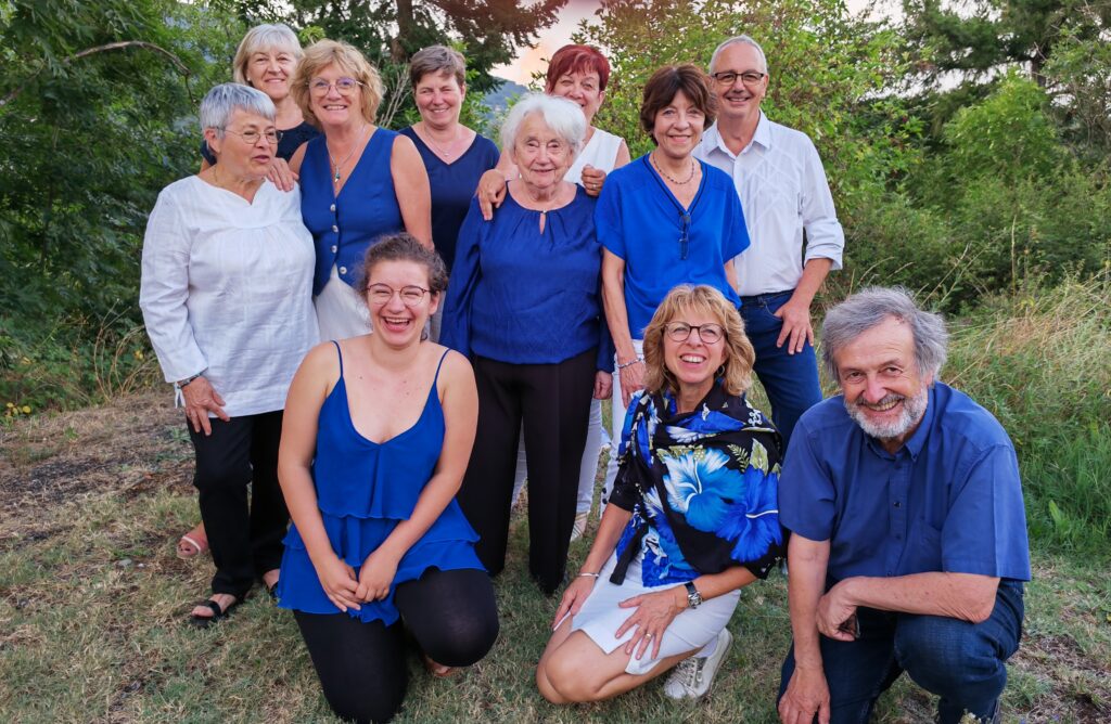 Les stagiaires du stage Polyphonie et Mouvement, accompagnés par Véronique Larose et Maud Louis