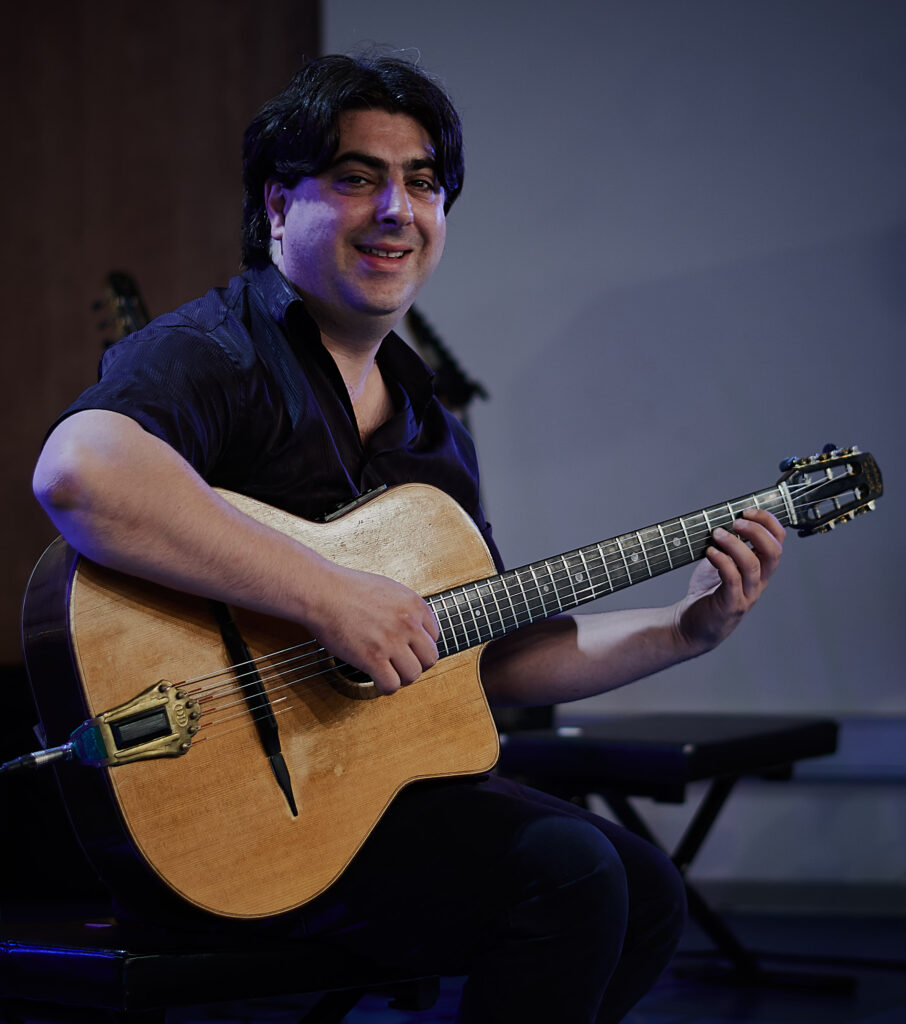 Pascal Borruto, qui conduit le stage Guitare jazz manouche des Rencontres Voix & Musiques 2025