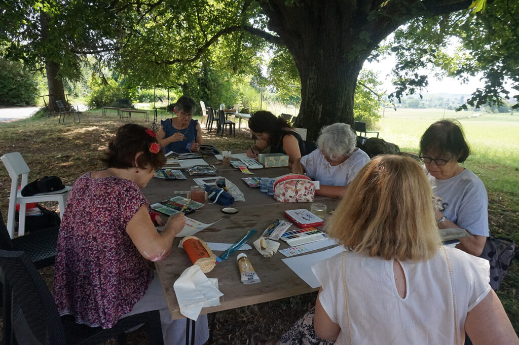 Stage aquarelle 2024 au Mas des Fontaines, les stagiaires à l'oeuvre sous le tilleul.