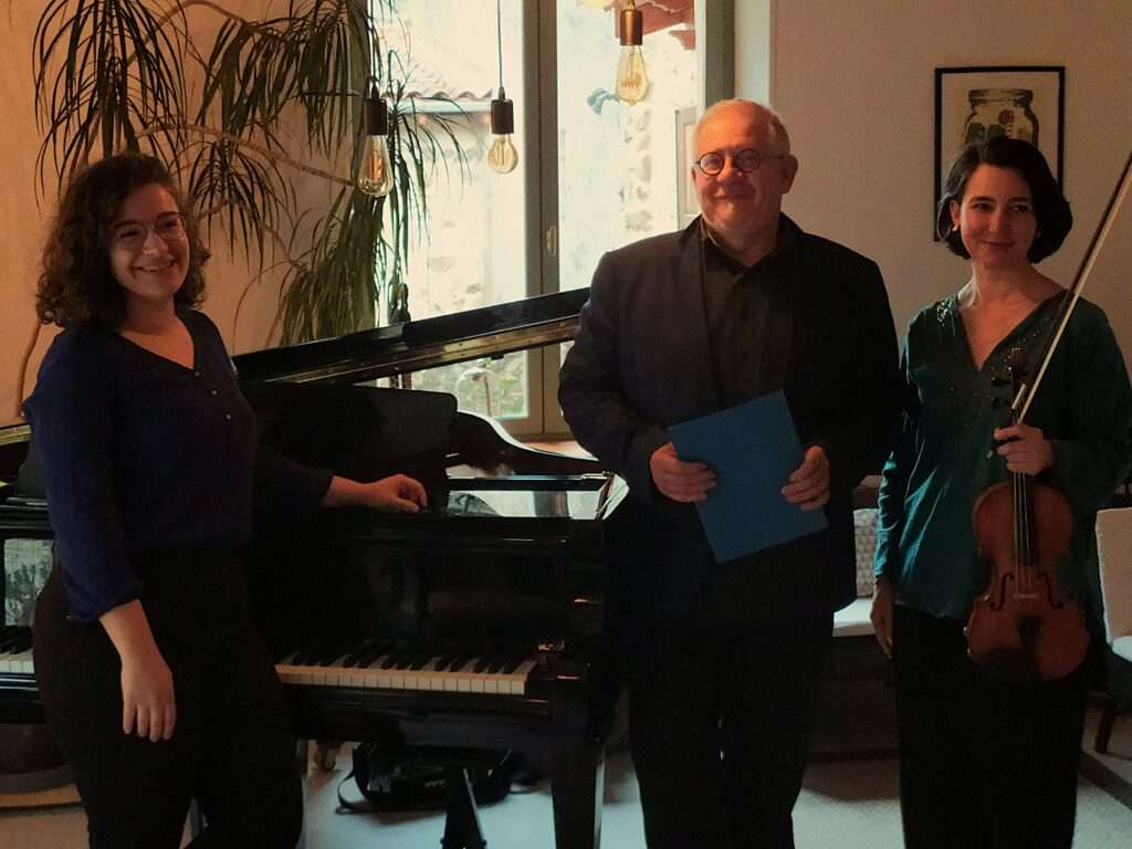 Le trio À Cordes & Voix, composé de Maud Louis, Thierry Vincent et Léonor Piñeyro lors d'une répétition de Mots en portées