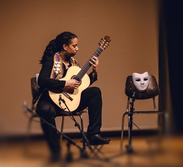 Elodie Redon, guitariste, artiste du spectacle Evocation Africaine