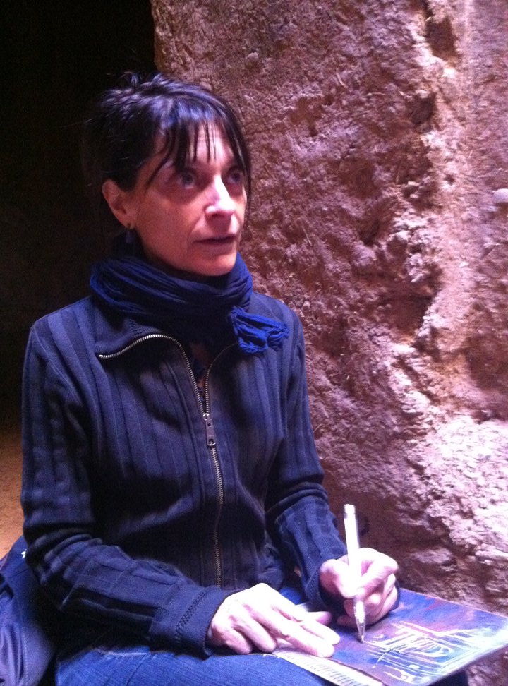 Annick Dervissoglou qui conduit le stage Aquarelle, carnet de voyage dans les villages du Pilat pour les Rencontres Voix & Musiques 2026.