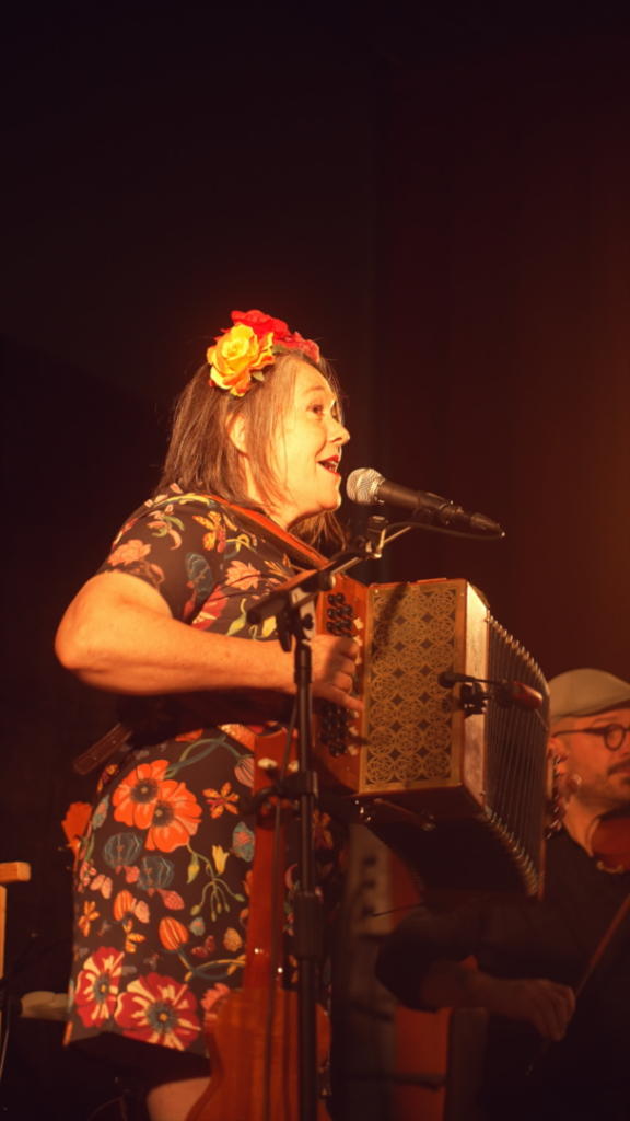 Isabelle Bazin chante en s'accompagnant à l'accordéon diatonique