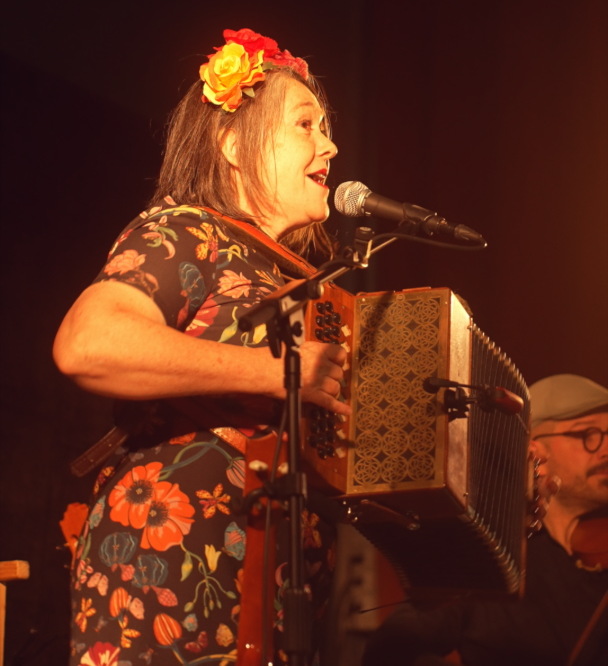 Isabelle Bazin maître du stage Accompagnement de chansons à l’accordéon diatonique aux Rencontre Voix & Musiques 2026