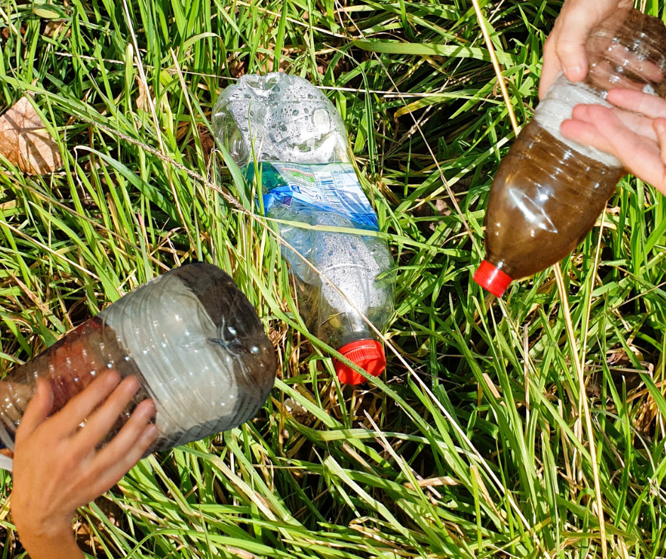 Mains jouant sur des bouteilles en plastique
