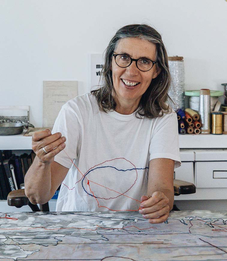 Emmélie Adilon, qui anime le stage Teinture, mixture, peinture des Rencontres Voix & Musiques 2026