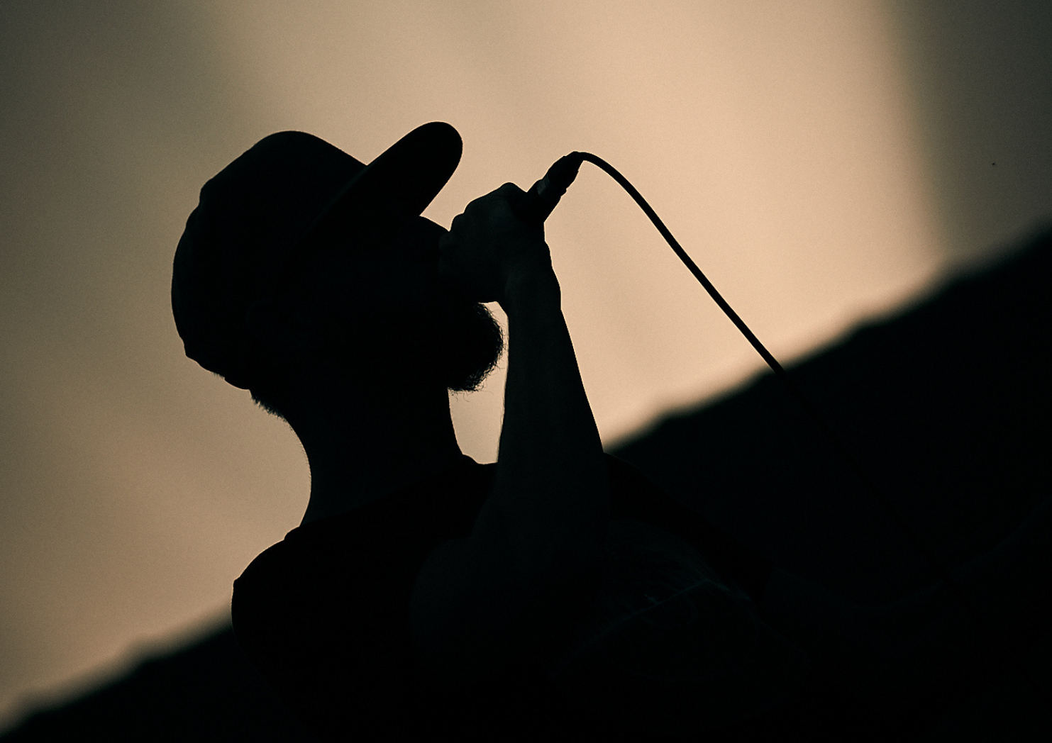 L'homme À la lanterne, maître du stage d'immersion Mouvement rappé des Rencontres Voix & Musiques 2026