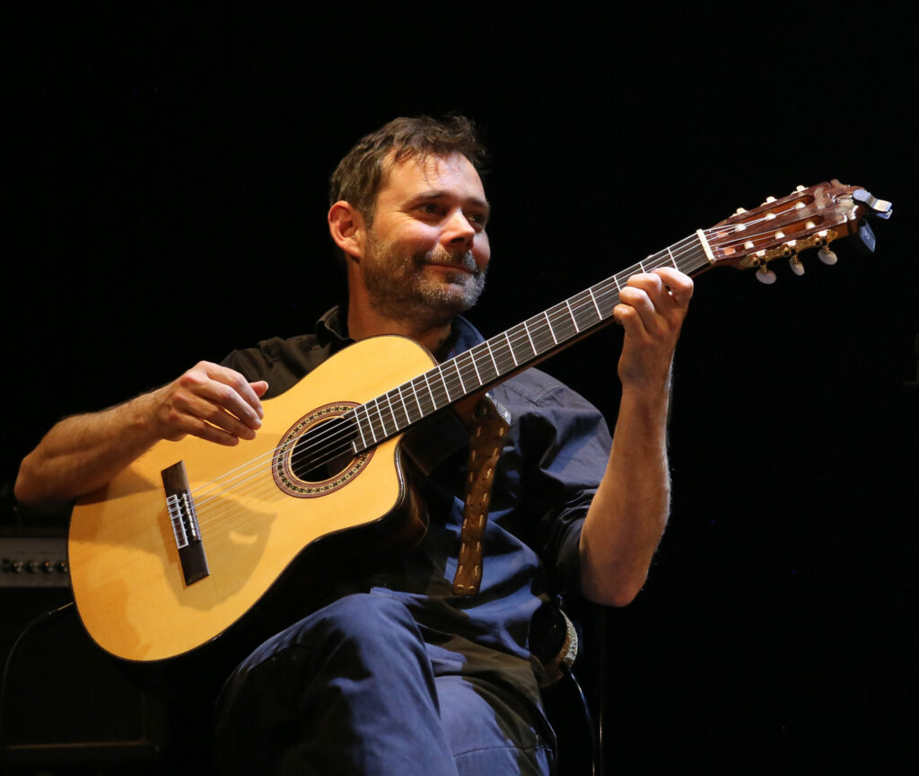 Alexandre Michel, guitariste qui conduit le stage Guitare acoustique en ensemble des Rencontres Voix & Musiques 2026